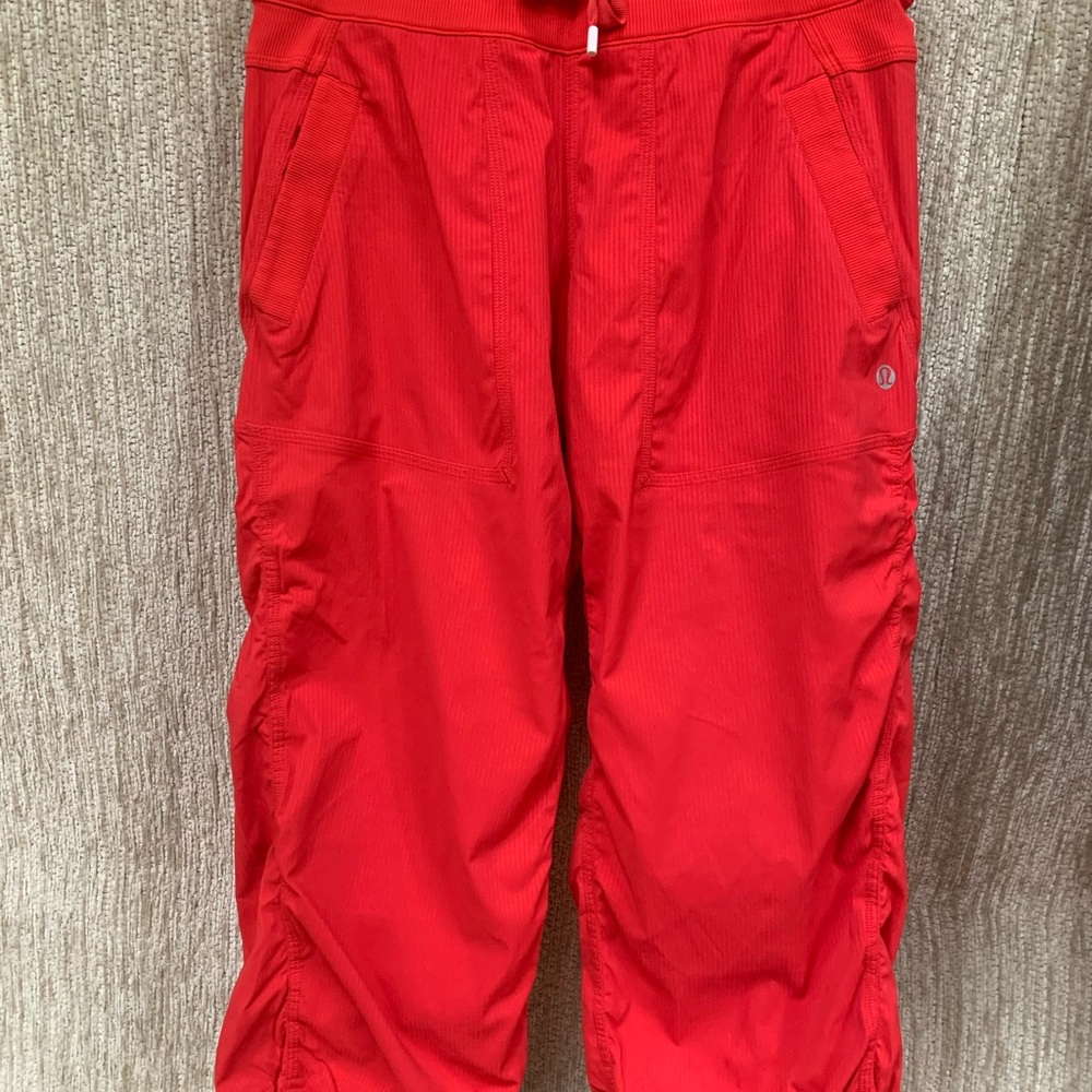 Lululemon-cropped studio pant, red, size 4